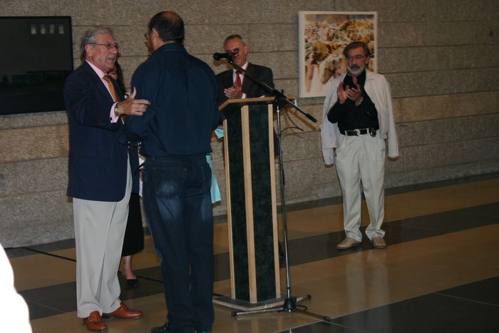 Recibiendo el premio de manos de Rafael Botí