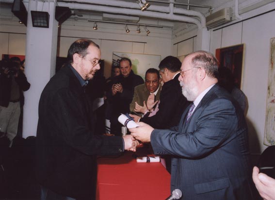 Entrega el premio el vicedecano de la Universidad Juan Carlos I