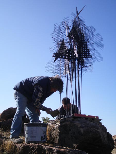 Jesús y Carlos montando la escultura